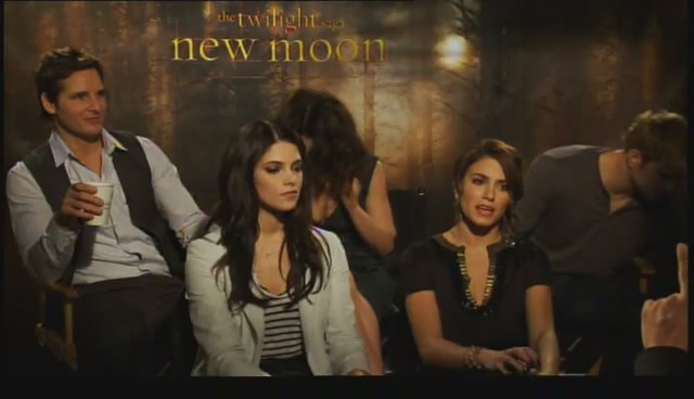 Ashley-Greene-dot-nl_NewMooninterview-TheMovieGuycom0000.jpg