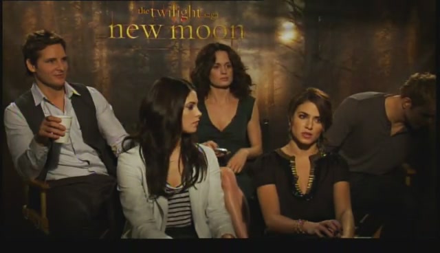 Ashley-Greene-dot-nl_NewMooninterview-TheMovieGuycom0001.jpg