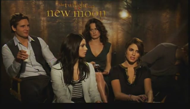 Ashley-Greene-dot-nl_NewMooninterview-TheMovieGuycom0002.jpg