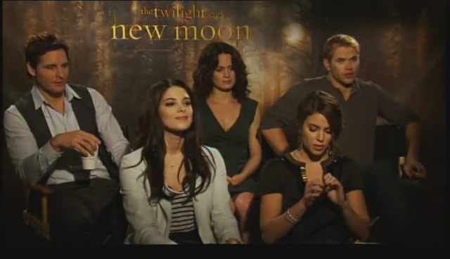 Ashley-Greene-dot-nl_NewMooninterview-TheMovieGuycom0024.jpg
