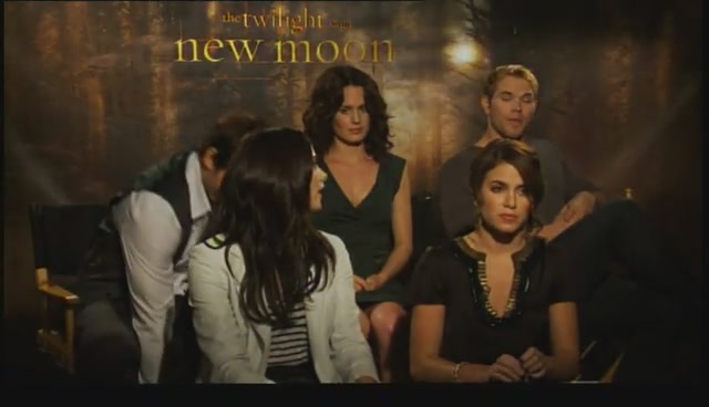Ashley-Greene-dot-nl_NewMooninterview-TheMovieGuycom0028.jpg