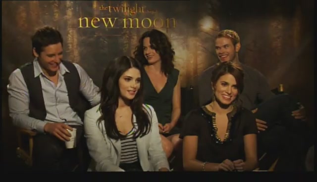 Ashley-Greene-dot-nl_NewMooninterview-TheMovieGuycom0048.jpg