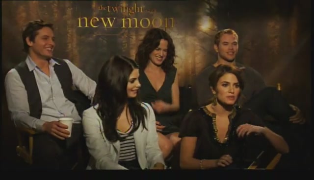 Ashley-Greene-dot-nl_NewMooninterview-TheMovieGuycom0067.jpg