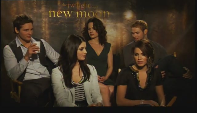 Ashley-Greene-dot-nl_NewMooninterview-TheMovieGuycom0101.jpg