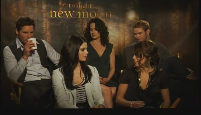 Ashley-Greene-dot-nl_NewMooninterview-TheMovieGuycom0102.jpg