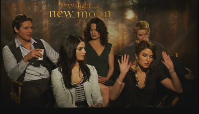 Ashley-Greene-dot-nl_NewMooninterview-TheMovieGuycom0111.jpg