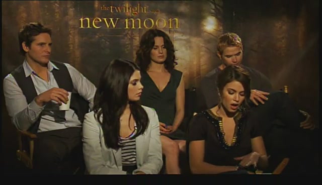 Ashley-Greene-dot-nl_NewMooninterview-TheMovieGuycom0146.jpg