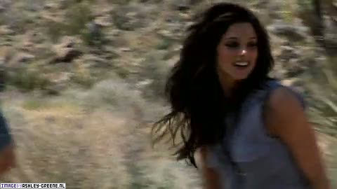 AshleyGreene_dot_nl-AchterdeSchermen2010WomansHealthShoot00017.jpg