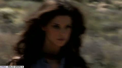 AshleyGreene_dot_nl-AchterdeSchermen2010WomansHealthShoot00019.jpg