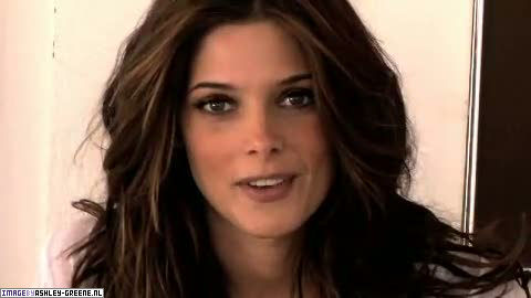AshleyGreene_dot_nl-AchterdeSchermen2010WomansHealthShoot00022.jpg