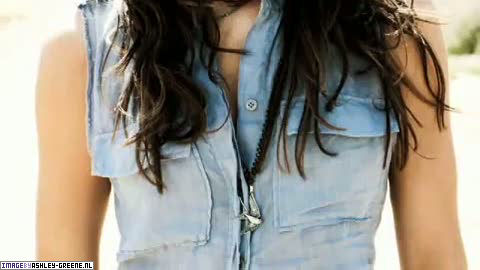 AshleyGreene_dot_nl-AchterdeSchermen2010WomansHealthShoot00047.jpg