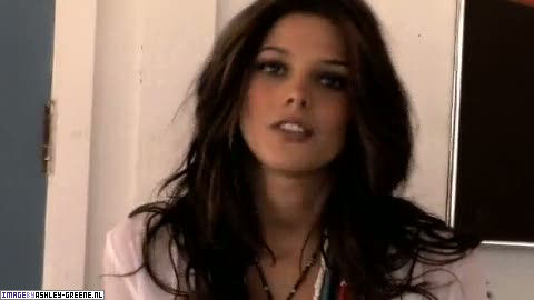 AshleyGreene_dot_nl-AchterdeSchermen2010WomansHealthShoot00065.jpg