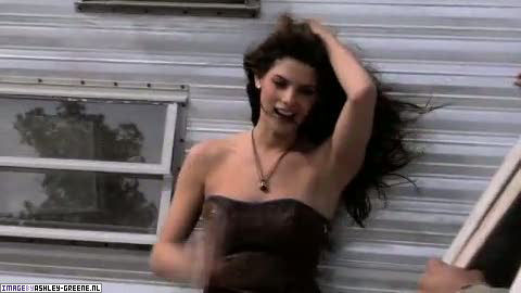 AshleyGreene_dot_nl-AchterdeSchermen2010WomansHealthShoot00117.jpg