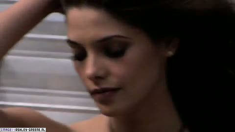 AshleyGreene_dot_nl-AchterdeSchermen2010WomansHealthShoot00119.jpg