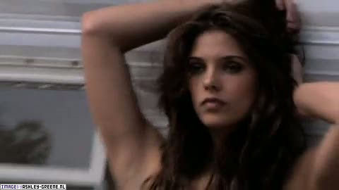 AshleyGreene_dot_nl-AchterdeSchermen2010WomansHealthShoot00121.jpg
