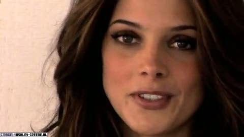 AshleyGreene_dot_nl-AchterdeSchermen2010WomansHealthShoot00130.jpg