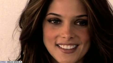 AshleyGreene_dot_nl-AchterdeSchermen2010WomansHealthShoot00131.jpg