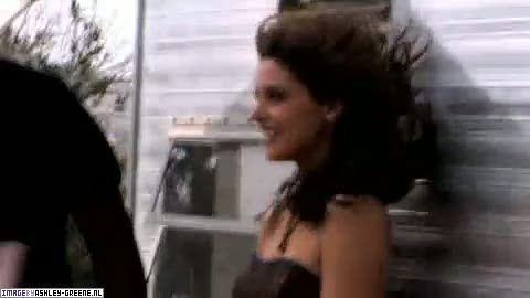 AshleyGreene_dot_nl-AchterdeSchermen2010WomansHealthShoot00132.jpg