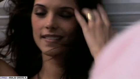 AshleyGreene_dot_nl-AchterdeSchermen2010WomansHealthShoot00136.jpg