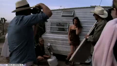 AshleyGreene_dot_nl-AchterdeSchermen2010WomansHealthShoot00143.jpg
