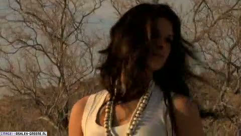 AshleyGreene_dot_nl-AchterdeSchermen2010WomansHealthShoot00155.jpg