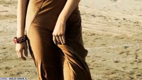 AshleyGreene_dot_nl-AchterdeSchermen2010WomansHealthShoot00189.jpg