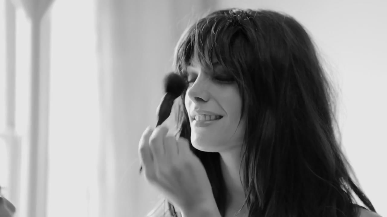 Ashley-Greene-dot-nl_BehindTheScenesDKNYJeans0000.jpg