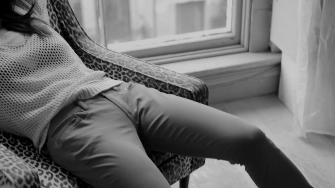 Ashley-Greene-dot-nl_BehindTheScenesDKNYJeans0024.jpg