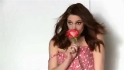 ashley-greene_dot_nl-BTS-May2011Glamour00017.jpg