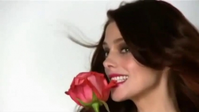 ashley-greene_dot_nl-BTS-May2011Glamour00026.jpg