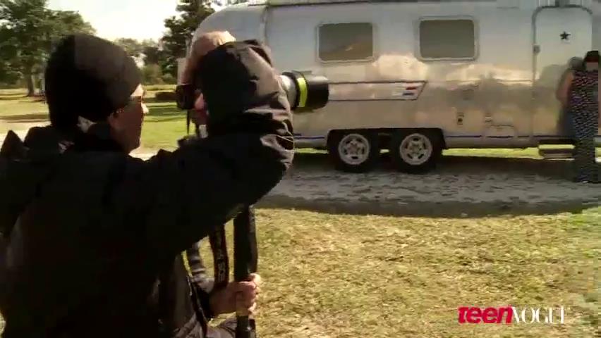 ashleygreene_dot_nl--TeenVouge2011BTS00023.jpg