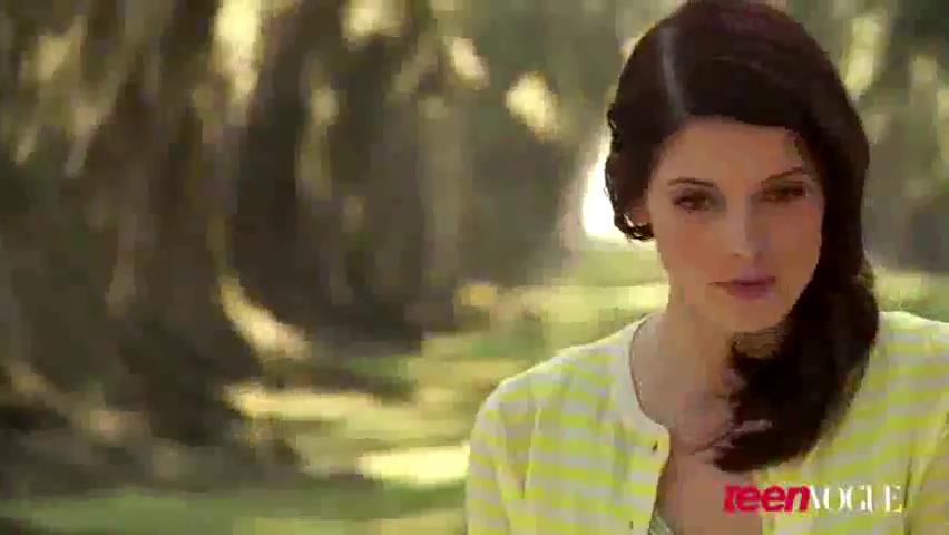ashleygreene_dot_nl--TeenVouge2011BTS00088.jpg