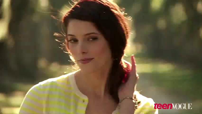 ashleygreene_dot_nl--TeenVouge2011BTS00098.jpg