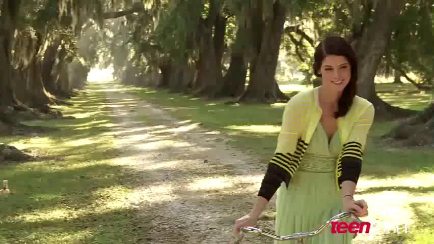 ashleygreene_dot_nl--TeenVouge2011BTS00110.jpg