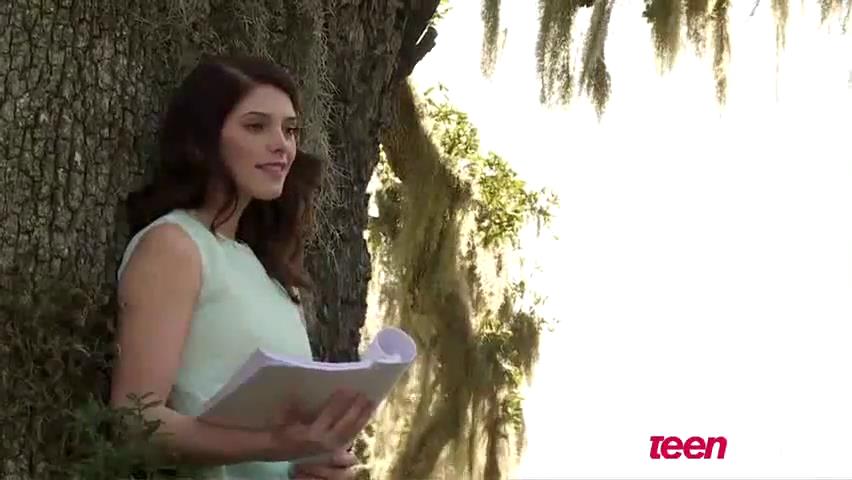 ashleygreene_dot_nl--TeenVouge2011BTS00175.jpg