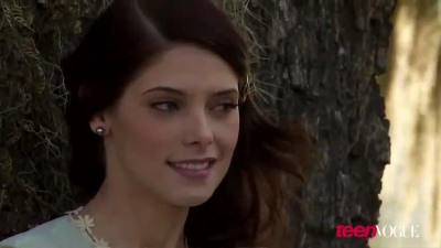 ashleygreene_dot_nl--TeenVouge2011BTS00076.jpg