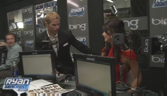 Ashley-Greene-dot-nl_2009RyanSeacrest0124.jpg