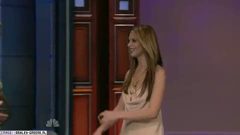 AshleyGreene_dot_nl-AchterdeSchermen14Juli2010JayLeno00005.jpg