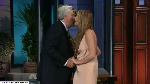 AshleyGreene_dot_nl-AchterdeSchermen14Juli2010JayLeno00007.jpg