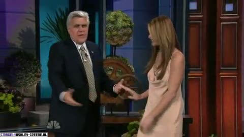 AshleyGreene_dot_nl-AchterdeSchermen14Juli2010JayLeno00008.jpg