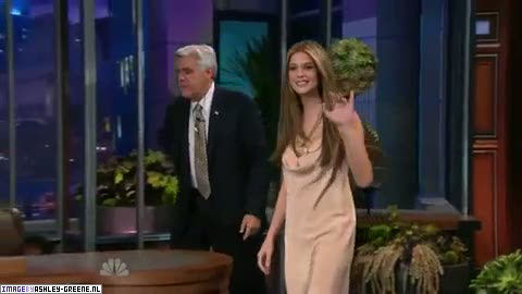 AshleyGreene_dot_nl-AchterdeSchermen14Juli2010JayLeno00009.jpg