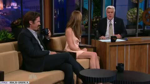 AshleyGreene_dot_nl-AchterdeSchermen14Juli2010JayLeno00024.jpg