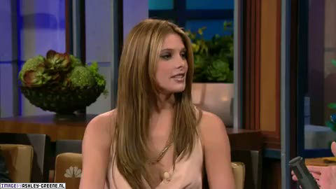 AshleyGreene_dot_nl-AchterdeSchermen14Juli2010JayLeno00101.jpg