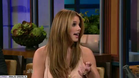 AshleyGreene_dot_nl-AchterdeSchermen14Juli2010JayLeno00189.jpg