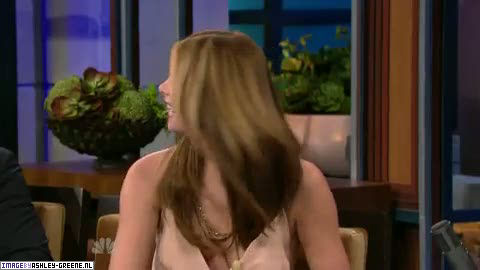 AshleyGreene_dot_nl-AchterdeSchermen14Juli2010JayLeno00227.jpg