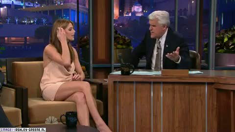 AshleyGreene_dot_nl-AchterdeSchermen14Juli2010JayLeno00235.jpg