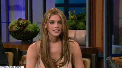 AshleyGreene_dot_nl-AchterdeSchermen14Juli2010JayLeno00249.jpg