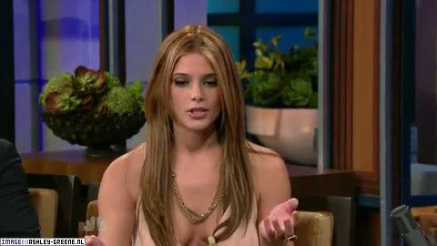 AshleyGreene_dot_nl-AchterdeSchermen14Juli2010JayLeno00257.jpg