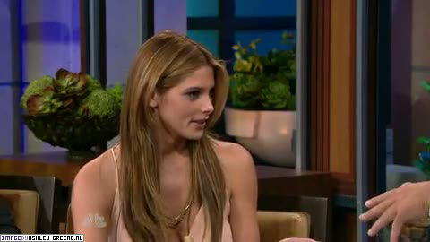AshleyGreene_dot_nl-AchterdeSchermen14Juli2010JayLeno00303.jpg