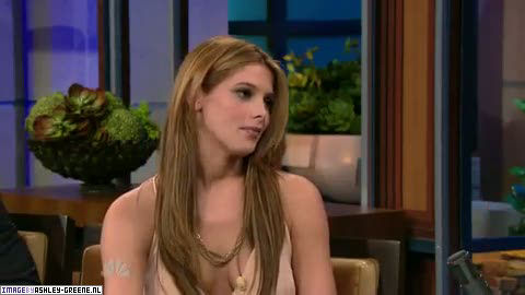 AshleyGreene_dot_nl-AchterdeSchermen14Juli2010JayLeno00304.jpg